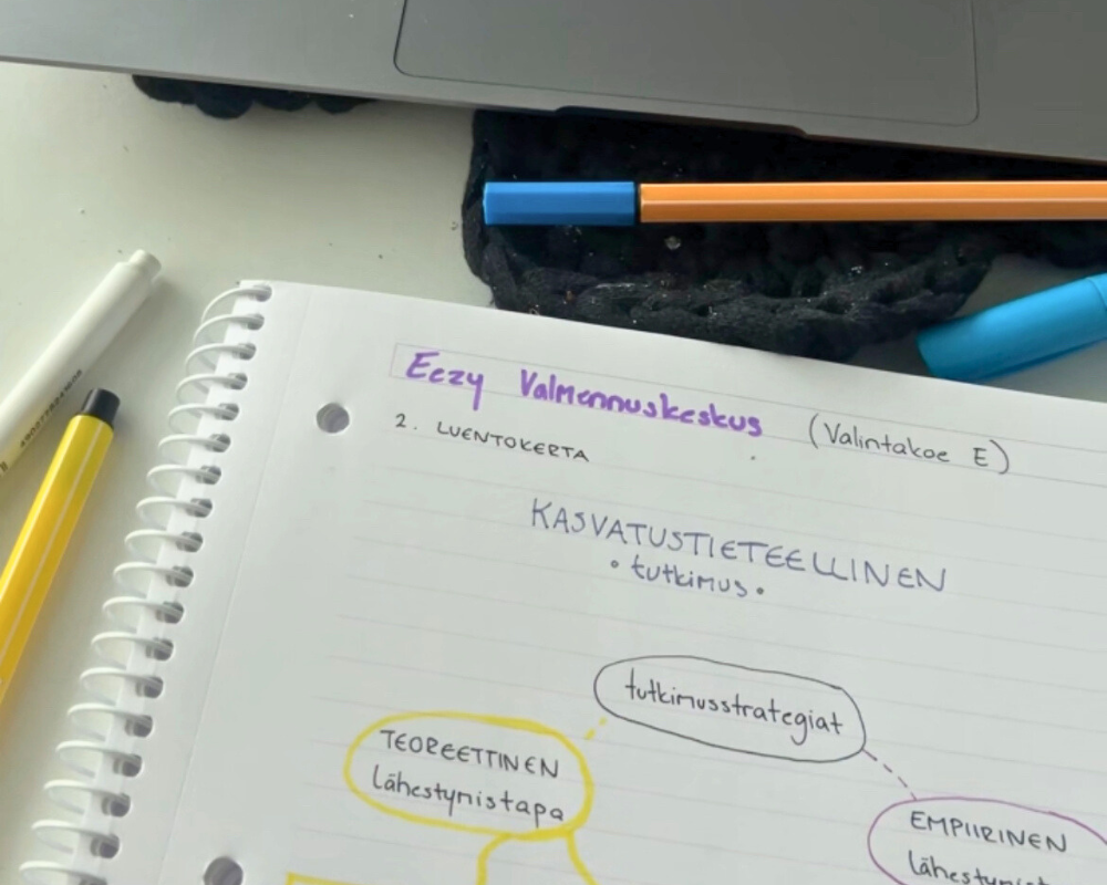 Erikan hakuvuosi varhaiskasvatuksen opettajaksi. Kuvassa opiskelua valmennuskurssilla.